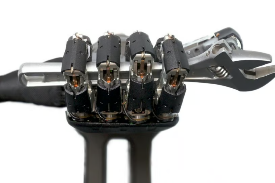 생츄어리 AI가 다재다능한 손재주를 가진 로봇핸드를 개발했다. (사진=생츄어리 AI)