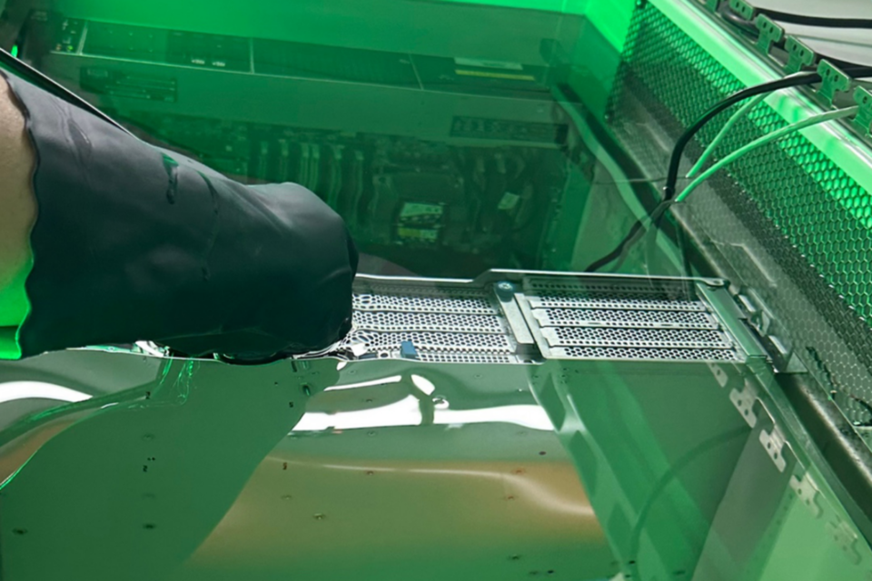 액침냉각 기술을 테스트하는 모습. (사진=미루웨어)