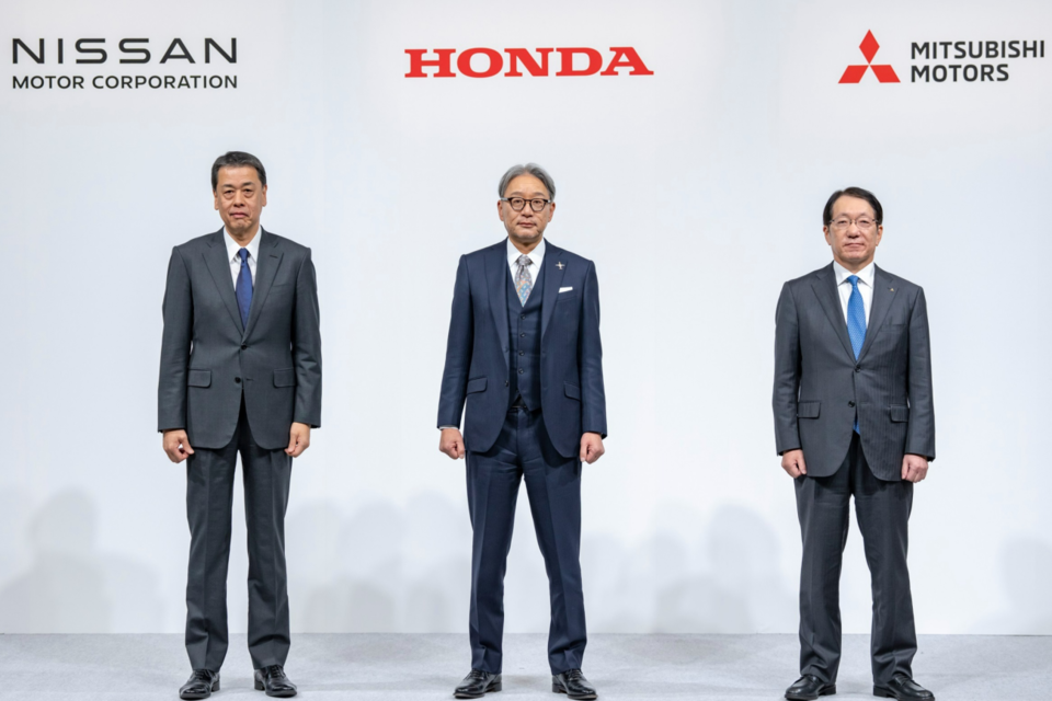 우치다 마코토 닛산자동차 사장(왼쪽)과 미베 도시히로 혼다자동차 사장(가운데), 가토 다카오 미쓰비시자동차공업 사장이 기념사진을 찍고 있다. (사진=혼다)