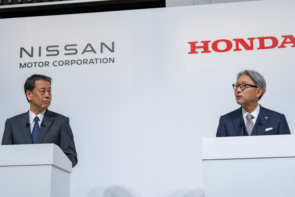 우치다 마코토 닛산자동차 사장(왼쪽)과 미베 도시히로 혼다자동차 사장. (사진=혼다)