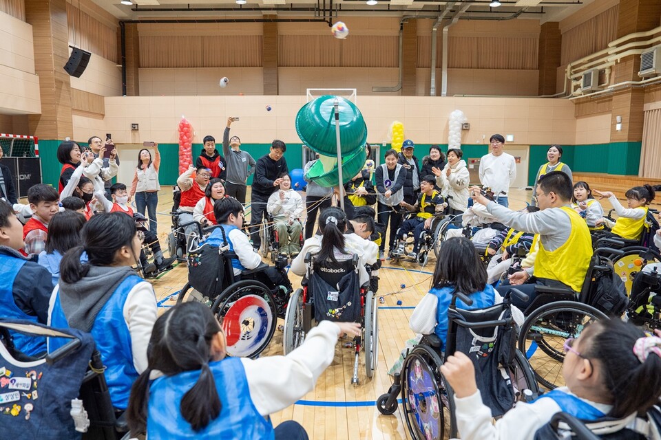 페스티벌에 참여한 아이들과 가족이 ‘가족 운동회’ 테마로 △휠체어 계주 △줄다리기 △박 터트리기 등을 즐겼다. (사진=SK행복나눔재단)