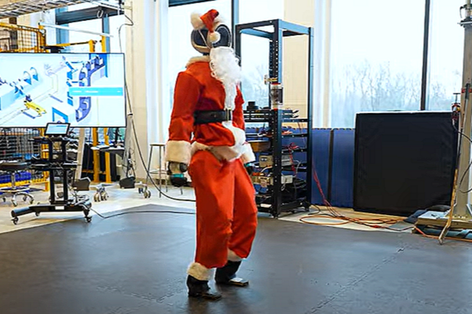 보스턴 다이내믹스가 성탄절을 맞아 산타 복장을 한 로봇 영상을 공개했다. (사진=보스턴 다이내믹스)