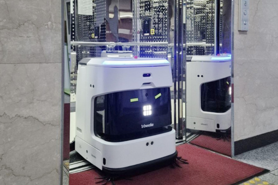 J40 청소로봇 휠리 엘리베이터 탑승 모습. (사진=라이노스)