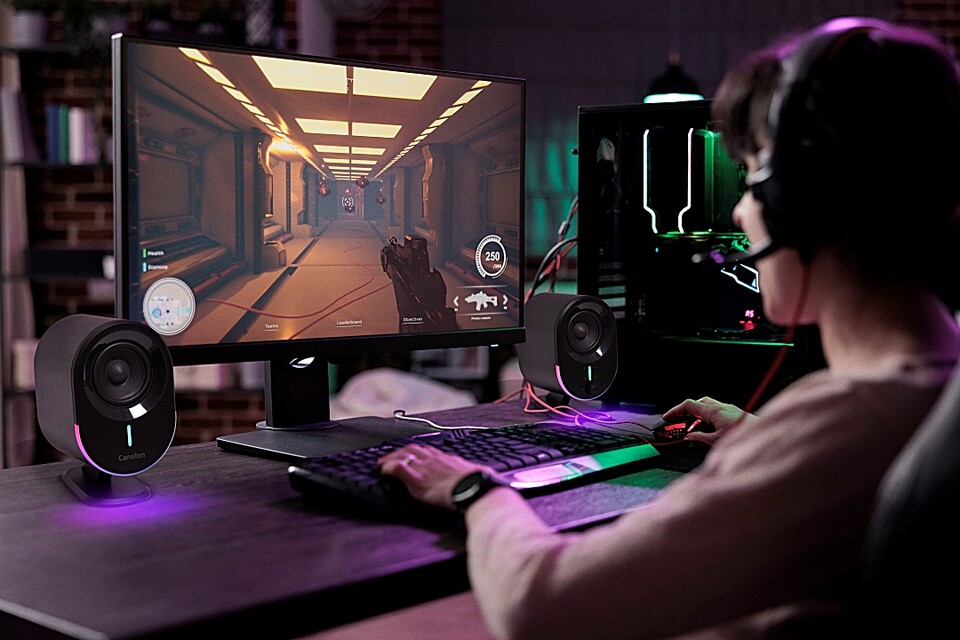 캔스톤 F1BT는 요즘 트렌드인 다채로운 RGB 조명 효과를 적용해 기존 스피커 제품과 차별화를 꾀했다. LED 버튼을 통해 간편하게 색상을 변경하거나 조명을 끌 수 있어 사용자의 개성을 표현할 수 있다. (사진=캔스톤 어쿠스틱스)