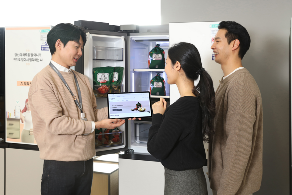 삼성스토어 매니저가 김치냉장고 구매를 위해 매장을 찾은 고객에게 농협의 김치 구독 서비스 ‘김치맛선’을 소개하고 있다. (사진=삼성전자)