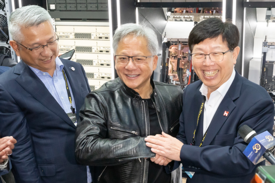 영 리우 폭스콘 회장(오른쪽)과 젠슨 황 엔비디아 CEO(가운데). (사진=폭스콘)