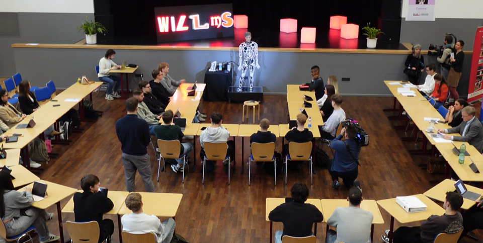 로봇 캡차가 독일 한 고등학교에서 수업을 진행하는 모습. (사진=히도바 리서치)