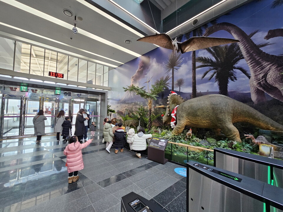 공룡동산을 즐기는 관람객들. (사진=국립광주과학관)