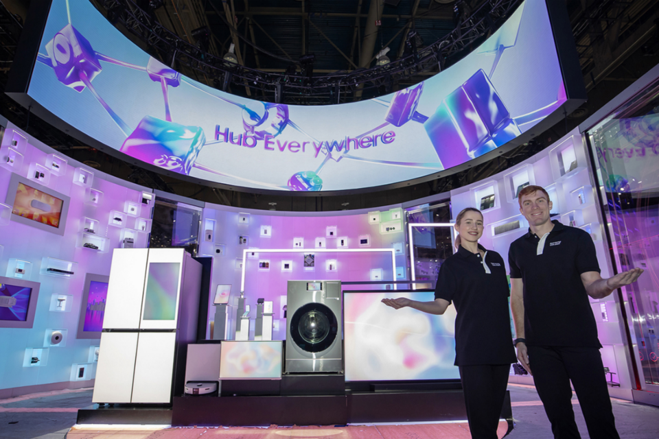 CES 2025가 열리는 미국 라스베이거스 컨벤션 센터에 위치한 삼성전자 전시관에서 삼성전자 모델이 스마트싱스 하이라이트존을 소개하고 있다. (사진=삼성전자)