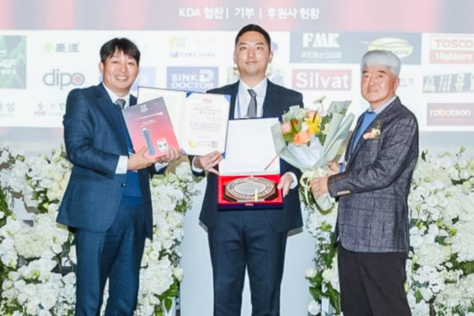 폴라리스쓰리디 김시원 지부장이 ‘제2회 대한민국 주방유통산업 대상’ 시상식에서 ‘제품 혁신 부문 최우수상’을 수상하고 있다. (사진=폴라리스쓰리디)