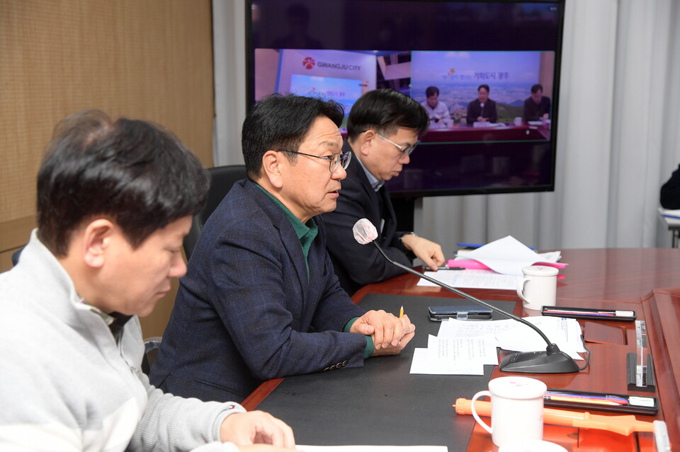 강기정 광주광역시장이 8일 오전 시청 영상회의실에서 열린 CES 2025 광주공동관 온라인 개관식에 참석하여 인사말을 하고 있다. (사진=광주광역시)