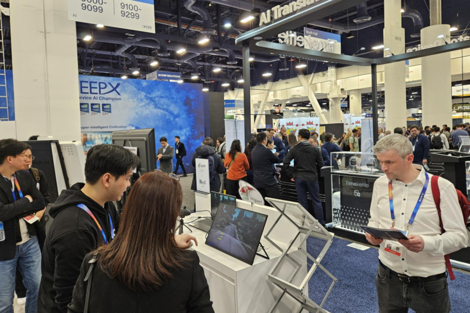 CES 2025의 마음AI 부스에서 다리소프트 임직원이 솔루션을 소개하고 있다. (사진=다리소프트)