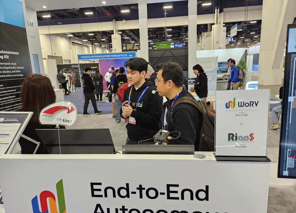 CES 2025의 마음AI 부스에서 다리소프트 임직원이 솔루션을 소개하고 있다. (사진=다리소프트)