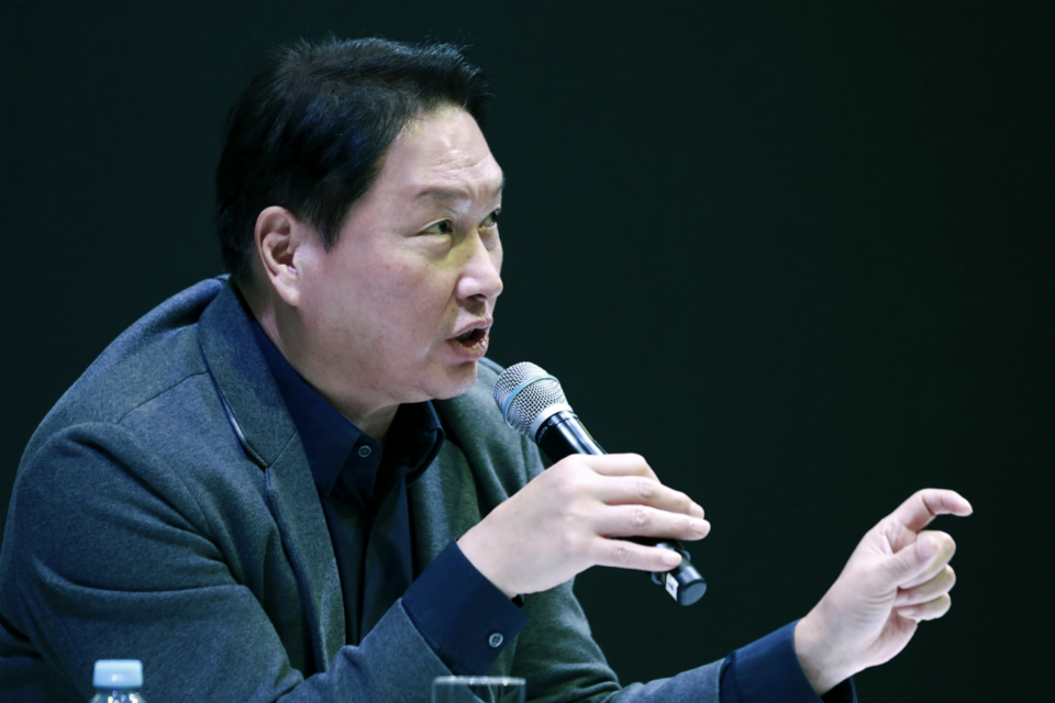 8일(현지시간) 미국 라스베이거스에서 열리고 있는 ‘CES 2025’에 참석한 최태원 SK 회장이 SK 전시 부스 내 마련된 비즈니스 라운지에서 질의응답을 진행하고 있다. (사진=SK)