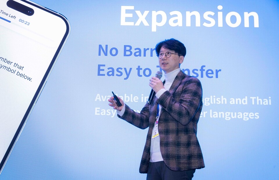 노유헌 이모코그 대표가 8일(현지 시각) 미국 라스베이거스에서 열린 ‘IR Pitching Day’에서 ‘AI 기반 치매 관리 디지털 헬스케어 플랫폼’을 주제로 발표하는 모습. (사진=SKT)