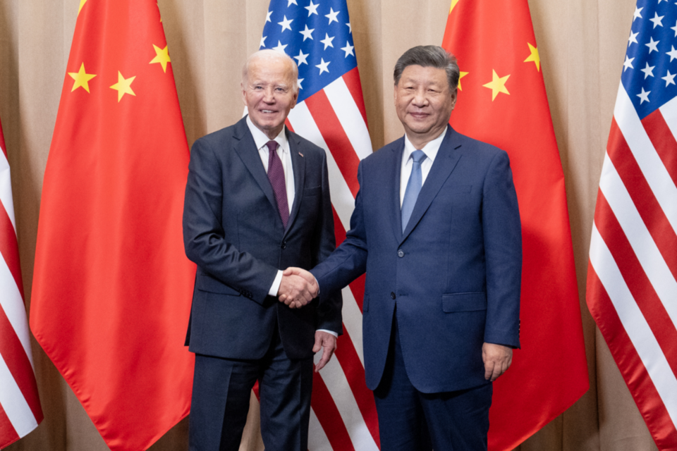 조 바이든 미국 대통령과 시진핑 중국 국가주석이 지난해 11월 페루 리마에서 열린 회담에 참석해 기념사진을 찍고 있다. (사진=백악관 X)