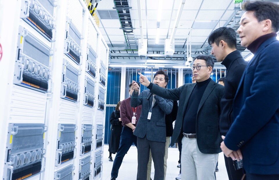 지난 12월 23일 SK브로드밴드 가산 IDC에서 SKT 유영상 CEO가 GPU aaS 준비상황에 대해 점검하고 있는 모습. (사진=SKT)