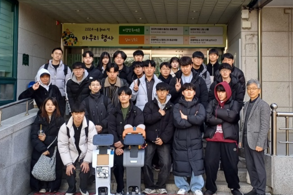 한국공대 지능형로봇 혁신융합대학사업단이 시흥시 중앙도서관에서 ‘모바일로봇 활용사례 발표회’를 개최했다. (사진=한국공대)