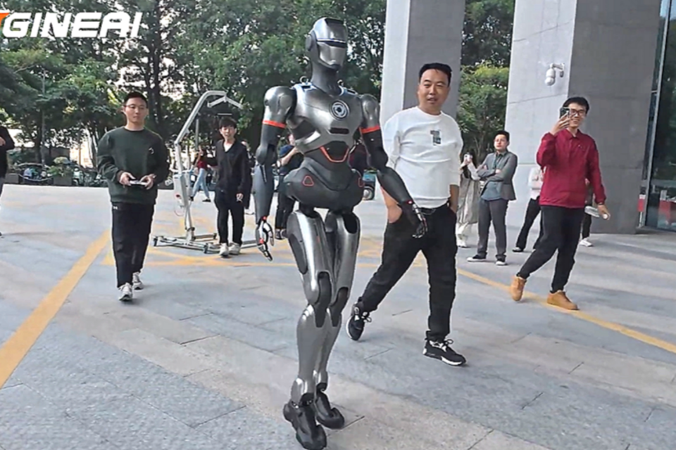 휴머노이드 로봇 'SE01' (사진=엔진AI)