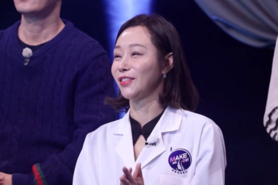 맥미걸 방송 촬영장에서 환하게 웃고 있는 매직키스치과 정유미 원장(치의학박사). (사진=매직키스치과)