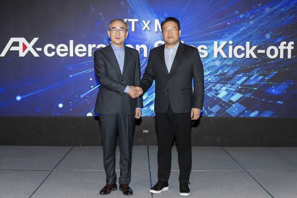 KT 김영섭 대표(사진 좌측)와 한국마이크로소프트 조원우 대표(우측)가 기념 사진 촬영을 하고 있다. (사진=KT)