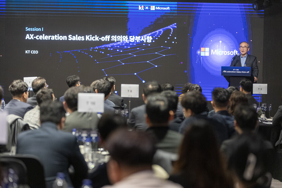 KT 김영섭 대표가 워크숍에 참석해 인사말과 함께 당부 사항을 전하고 있다. (사진=KT)