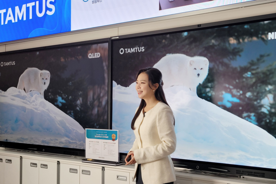 대한민국 교육박람회에서 박지슬 아나운서가 탐투스의 혁신적인 교육 솔루션을 소개하고 있다. (사진=탐투스)