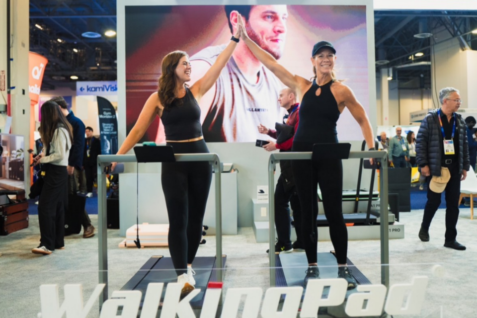 킹스미스가 CES 2025에서 최신 WalkingPad® 러닝머신과 로잉머신을 선보이며, 더 스마트하고 공간 효율적이고 접근성 높은 운동 솔루션의 새로운 시대를 열겠다고 선언했다. (사진=킹스미스)