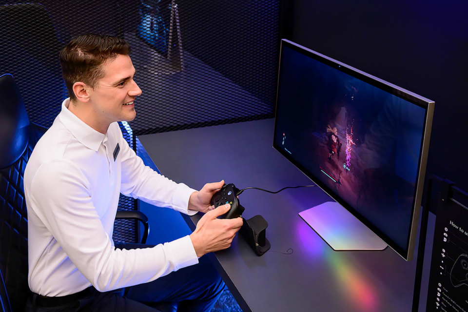 삼성전자 ‘오디세이 3D’ 게이밍 모니터로 3D 버전의 넥슨코리아 신작 게임 ‘퍼스트 버서커: 카잔’을 플레이 하는 모습. (사진=삼성전자)