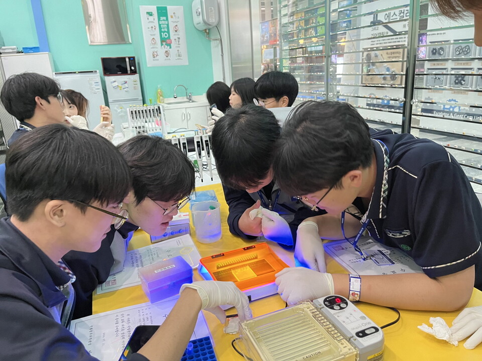 학생들이 생명공학 진로체험 수업을 듣고 있다. (사진=국립광주과학관)