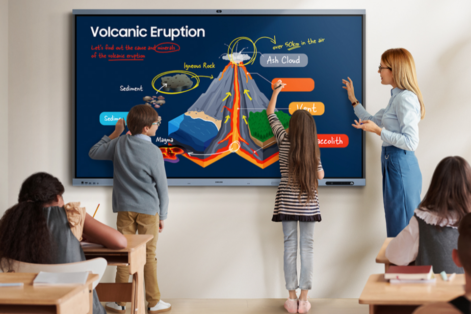 삼성전자 ‘2025년형 AI 전자칠판’으로 수업하는 모습. (사진=삼성전자)