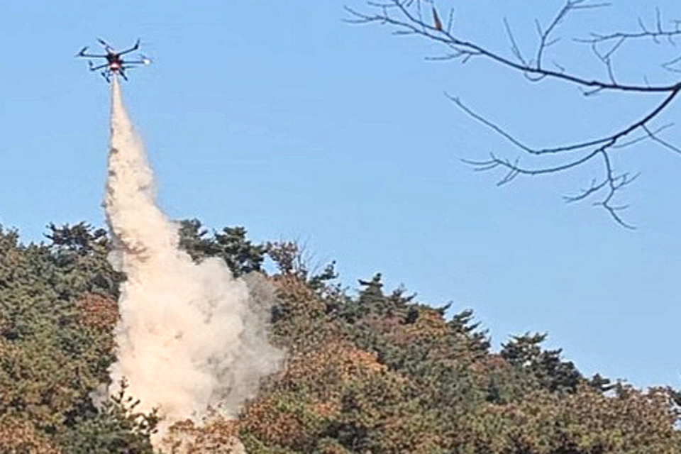 친환경 분말소화재 분사하는 드론. (사진=서울특별시)