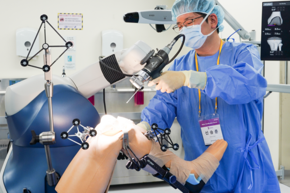 신승준 병원장이 Mako SmartRobotics™를 교육하고 있다. (사진=곧바로병원)