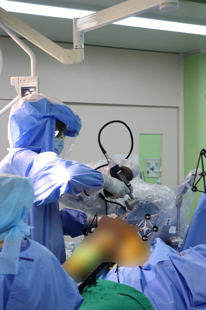 곧바로병원 관절센터 박철용 센터장의 집도 모습. (사진=곧바로병원)