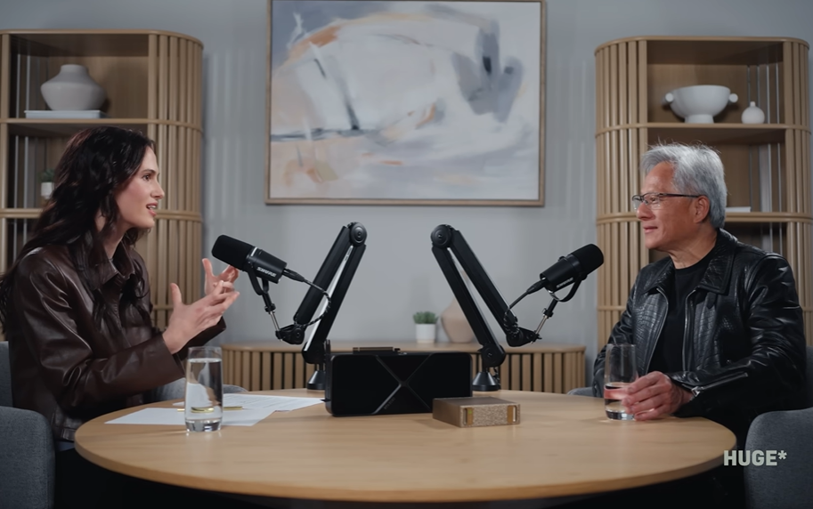 저널리스트 클레오 아브람과 젠슨 황 엔비디아 최고경영자. (사진=Cleo Abram Youtube)