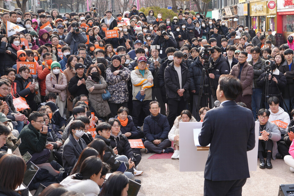개혁신당 이준석 의원이 2일 서울 마포구 홍대 레드로드 버스킹거리에서 정치 현안 관련 기자회견을 하고 있다. (사진=개혁신당)
