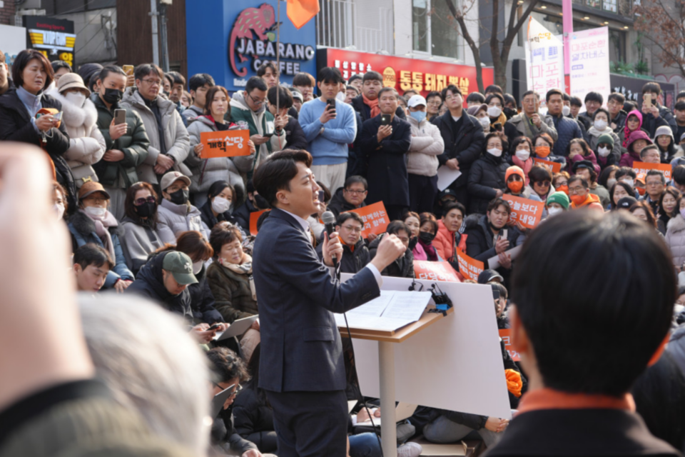 개혁신당 이준석 의원이 2일 서울 마포구 홍대 레드로드 버스킹거리에서 정치 현안 관련 기자회견을 하고 있다. (사진=개혁신당)