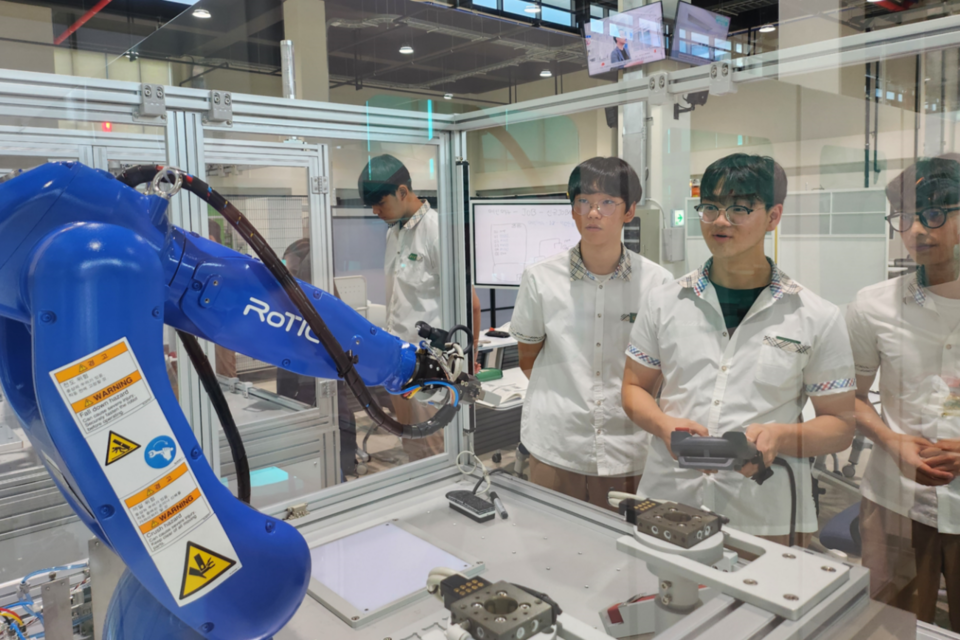 구미전자공고 학생들이 구미시에 소재한 로봇 직업 혁신센터를 견학하고 있다. (사진=구미전자공고)