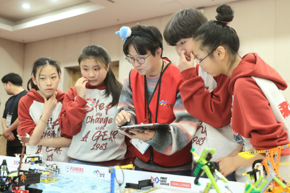 2024-2025 퍼스트 레고 리그 한국대회에서 선수들이 로봇 경기를 진행하고 있다. (사진=사단법인 상상)