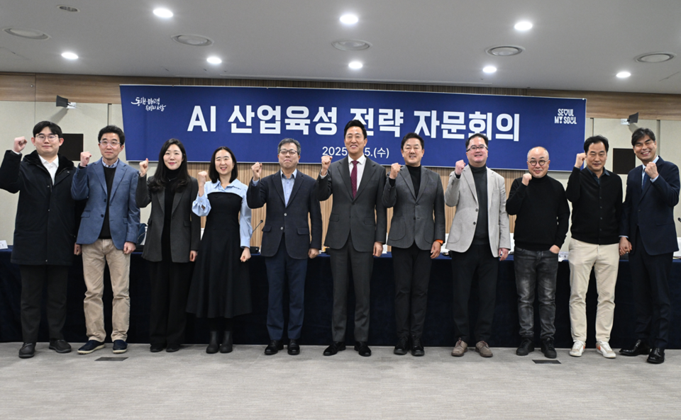 오세훈 서울시장이 5일(수) 오전 'AI 산업육성 전략 자문회의'에 참석한 전문가들과 기념사진을 촬영하고 있다. 왼쪽부터 하헌석 CUBIG CTO, 김기응 국가AI연구거점센터장, 유수연 (주)네이션에이 CEO, 배순민 KT AI Future Lab 상무, 장병탁 서울대 컴퓨터공학부 교수, 오세훈 서울시장, 최재붕 성균관대 부총장 겸 산학협력단장, 지기성 구글클라우드 코리아 사장, 정송 한국과학기술원 김재철AI대학원 대학원장, 박찬진 서울AI허브 센터장, 김만기 서울디지털재단 이사장. (사진=서울특별시)