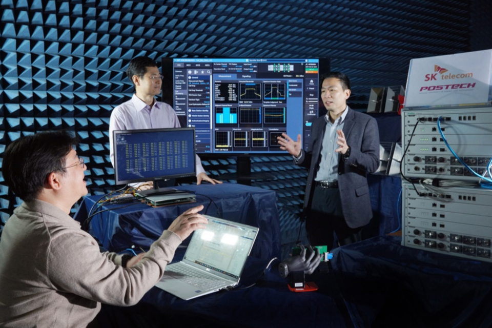 SK텔레콤은 포스텍 전자전기공학과 홍원빈 교수팀과 스마트폰에 내장된 안테나 개수를 늘려 통신 성능을 높이는 기술을 개발, 실증에 성공했다고 6일 밝혔다. 사진은 SKT 연구원과 홍 교수팀이 포스텍 연구실에서 해당 기술을 시험하는 모습. (사진=SK텔레콤)