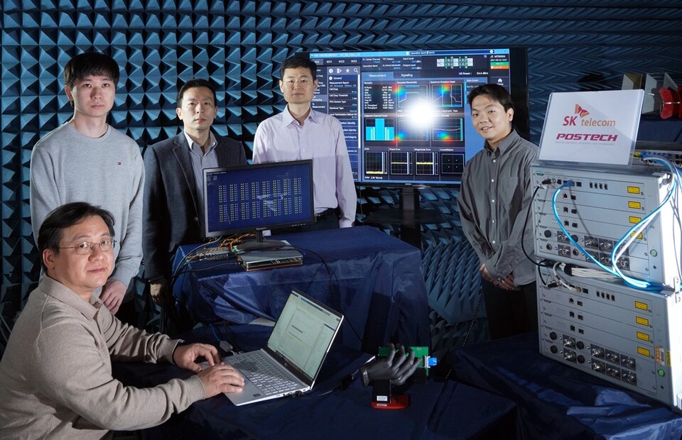 SK텔레콤은 포스텍 전자전기공학과 홍원빈 교수팀과 스마트폰에 내장된 안테나 개수를 늘려 통신 성능을 높이는 기술을 개발, 실증에 성공했다고 6일 밝혔다. 사진은 SKT 연구원과 홍 교수팀이 포스텍 연구실에서 해당 기술을 시험하는 모습. (사진=SK텔레콤)