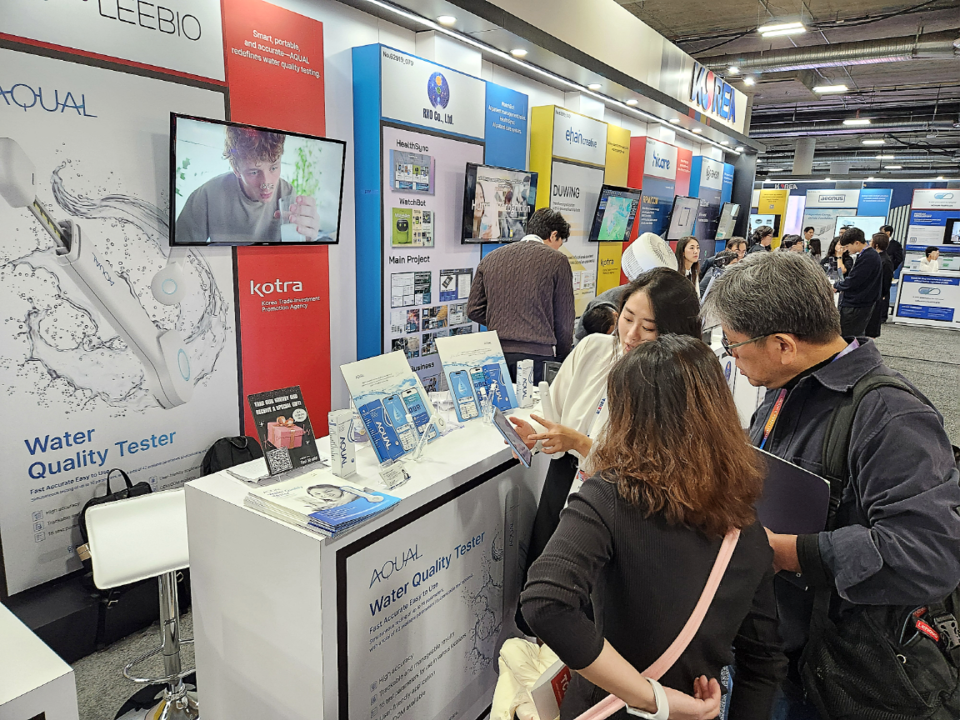 리바이오(LEEBIO)의 마케팅 담당 최현정 과장이 부스 방문객들에게 수질테스터기의 수질 측정 기술과 실시간 데이터 분석 기능을 설명하고 있다. (사진=리바이오)