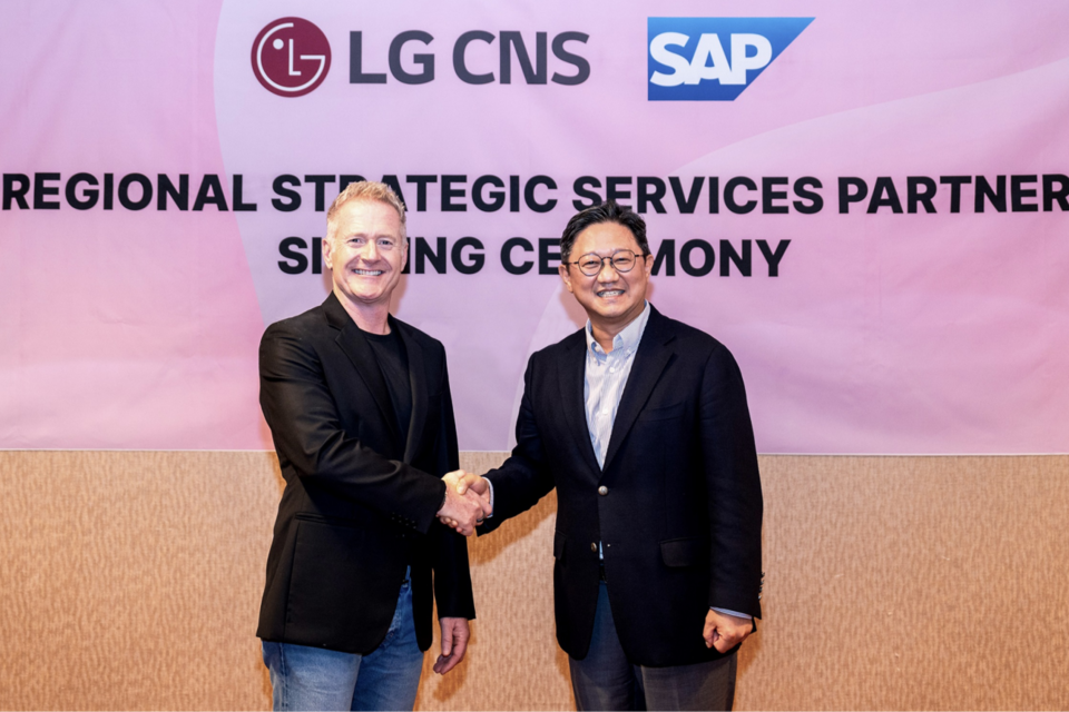 왼쪽부터 SAP 아시아태평양지역 사장 폴 매리어트와 LG CNS 엔터프라이즈솔루션사업부장 내한신 전무가 RSSP 이니셔티브 협약식에서 기념 촬영을 하고 있다. (사진=LG CNS)