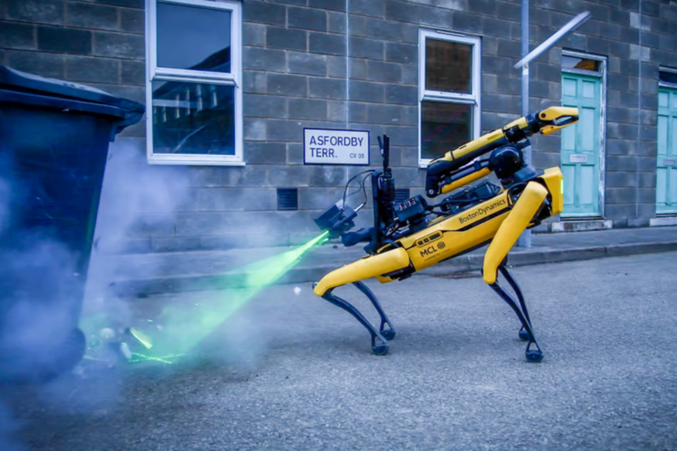 폭탄을 탐지하고 해체하는 로봇개. (사진=영국 국방과학기술연구소)
