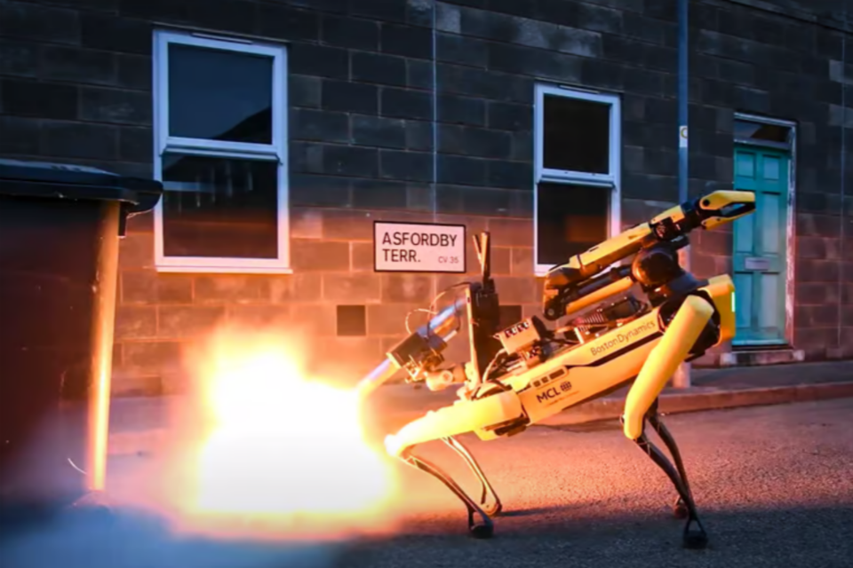 폭탄을 탐지하고 해체하는 로봇개. (사진=영국 국방과학기술연구소)