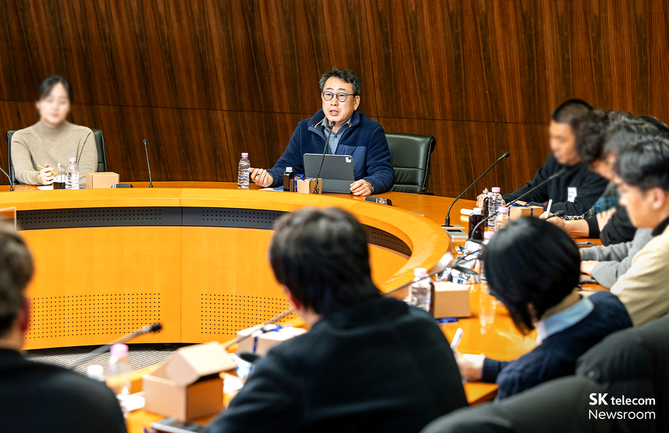 유영상 CEO와 신임팀장의 대화 현장. (사진=SK텔레콤 뉴스룸)