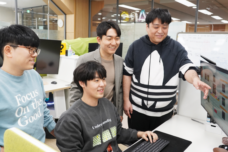 왼쪽부터 AI융합학부 신동현 학생, 이승필 학생, 김선동 교수, 김세진 연구원. (사진=지스트)