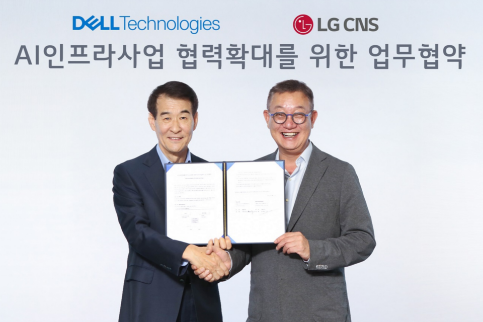 왼쪽부터 한국 델 테크놀로지스 김경진 총괄사장과 LG CNS 현신균 대표가 업무협약식에서 기념 촬영을 하고 있다. (사진=LG CNS)