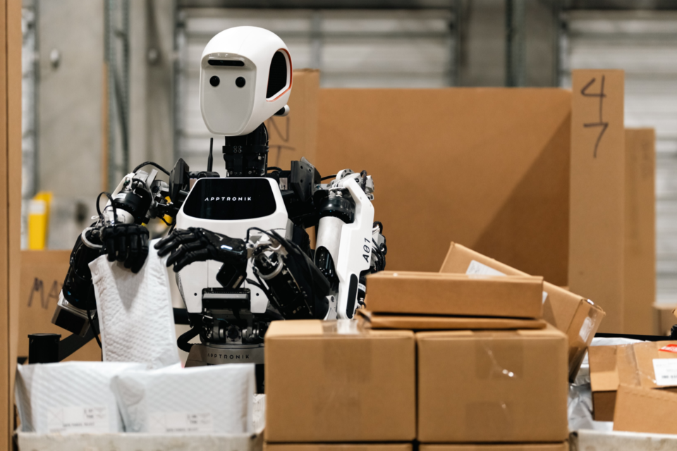 앱트로닉의 휴머노이드 로봇 아폴로가 현장에서 작업을 하는 모습. (사진=앱트로닉)